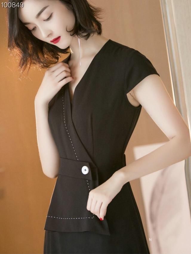 A字修身连衣裙，温柔包容你的身体完美修饰不足，透出柔柔女人味