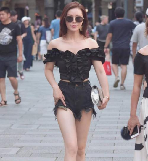 秀色可餐的吊带装小姐姐清爽干练，轻松打造性感的S曲线！