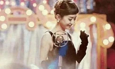 赵丽颖现身深圳商场，身材纤细打破身孕谣言