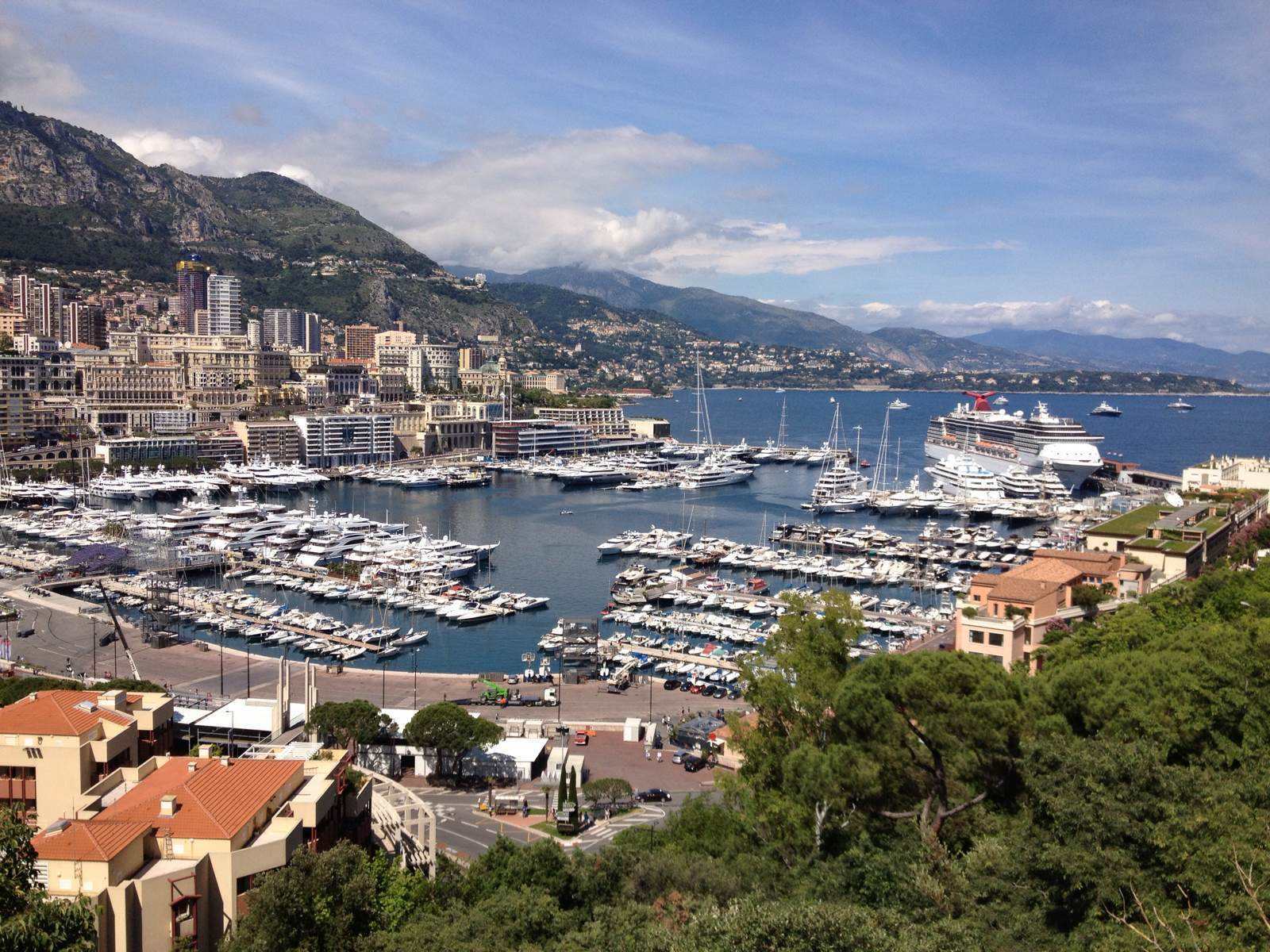 世界上房价最高的国家，每平方高达38万，居民收入主要靠什么？