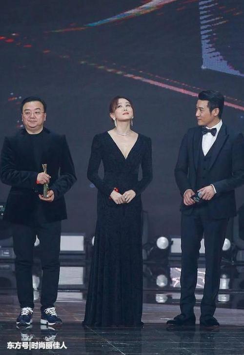 “高小琴”一袭深V裙看呆“侯局长”，网友直呼：注意你的身份啊