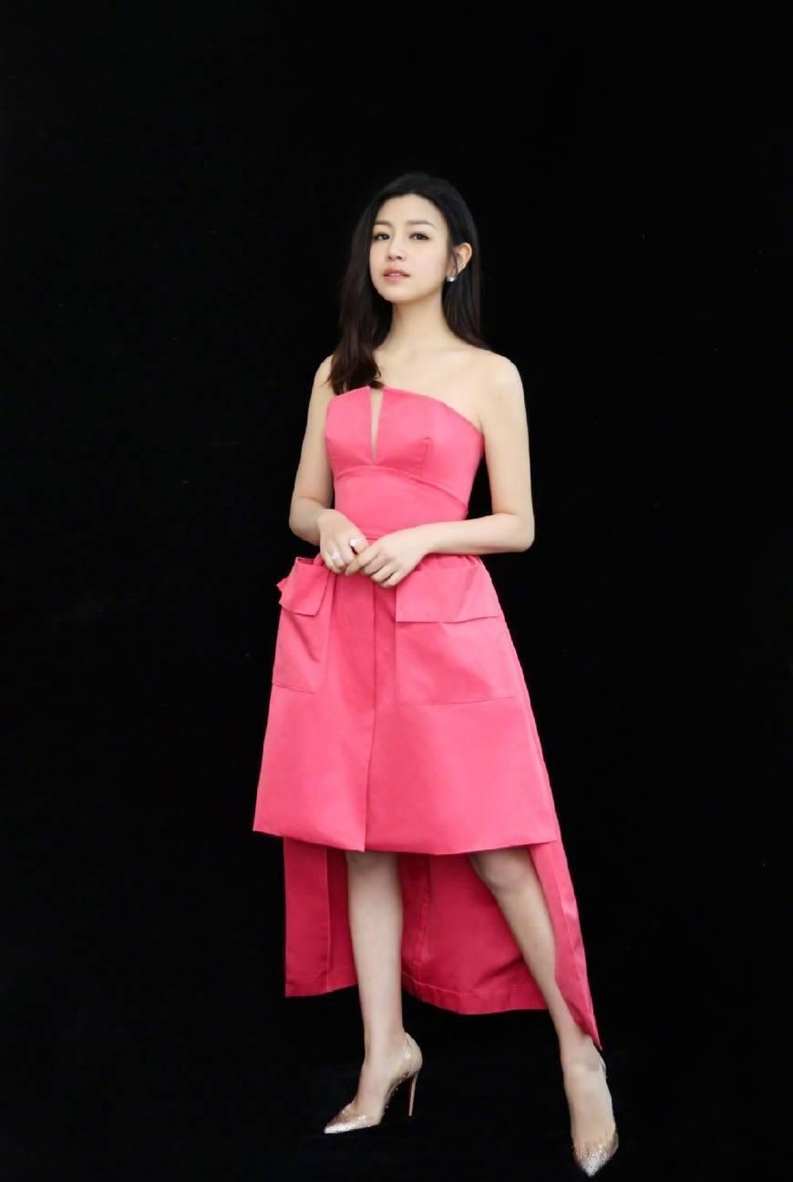 看过舒淇穿小粉裙的万种风情，再看看陈妍希，谁真的惊艳一目了然