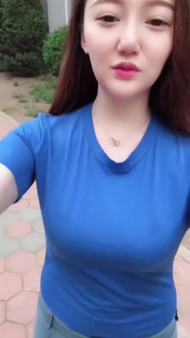 紧身牛仔裤穿出瑜伽裤的味，小姐姐为这效果也操碎了心!