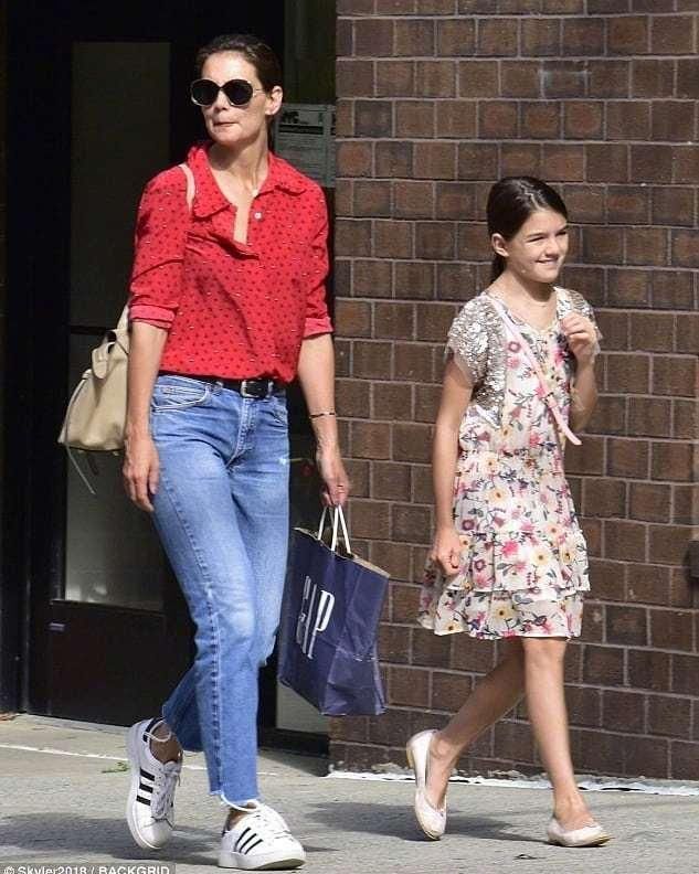 谁说小苏瑞长残了?才12岁小腿就和成年人一样长,40岁妈妈更惊艳