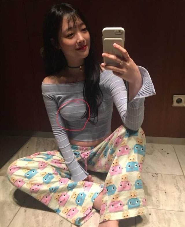 崔雪莉穿衣似乎忘了“内搭”就秀自拍，网友:小姐姐身材好又大胆
