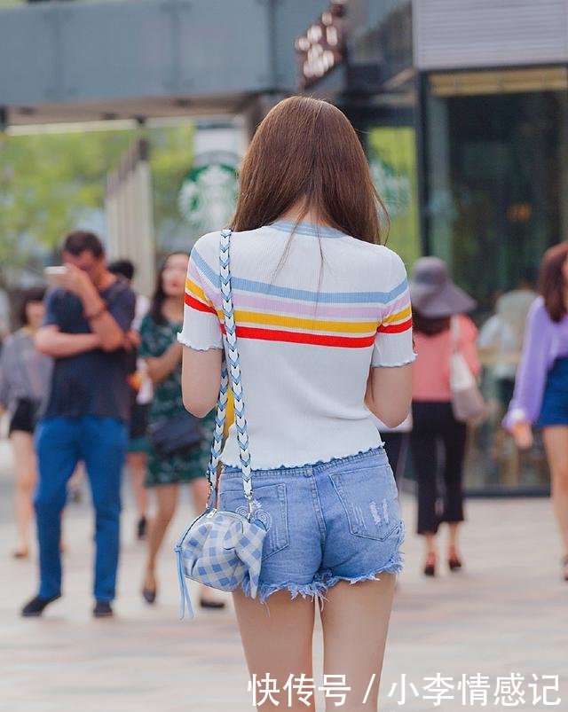 街拍香奈儿的透明靴子，是用来穿的，不是用来趟水的