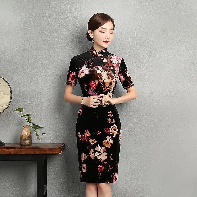 如画丝绒旗袍，如玉倾城美人，一颦一笑风韵万千！