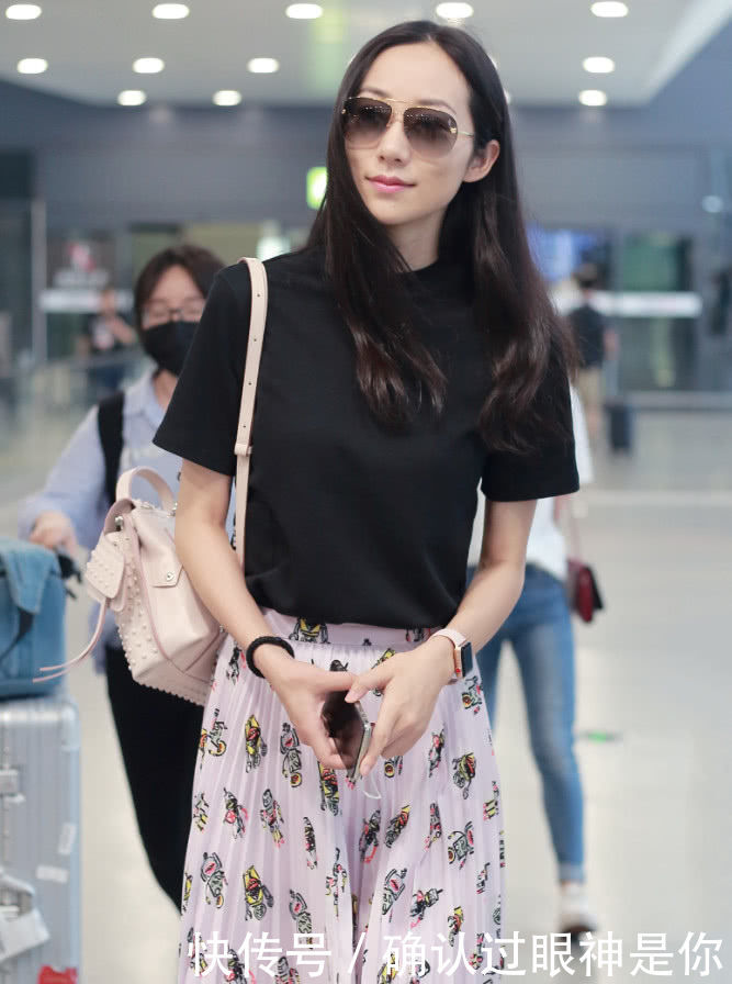 韩雪穿拖鞋现身，意外被高颜值助理抢镜，网友：可以单独出道了！