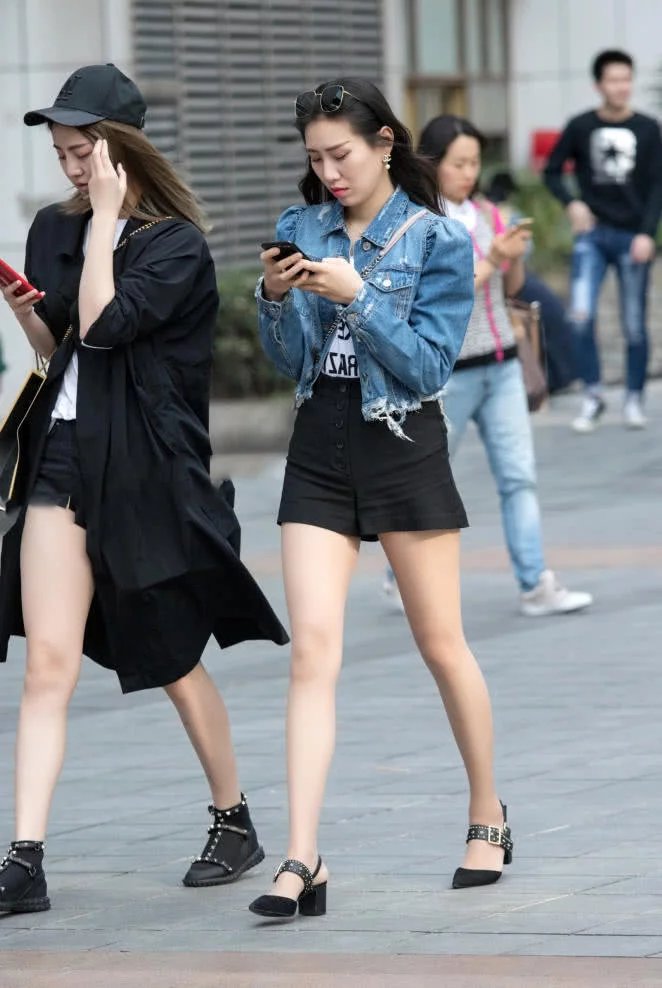 清纯小姐妹短裤穿搭尽显迷人大长腿，白皙的肌肤带着诱人的味道