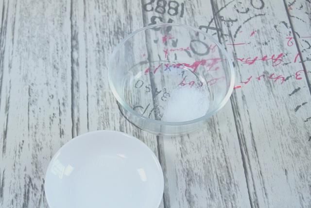 把蜂蜜放在白糖上太厉害了！解决了女人夏天的烦恼，实用还省钱