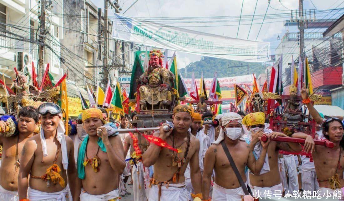 泰国普吉岛素食节,乩童针刺刀枪穿脸,中国游客