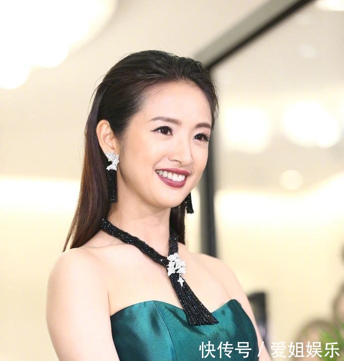 林依晨难得性感一回, 穿抹胸裙现身活动, 显高贵又优雅!