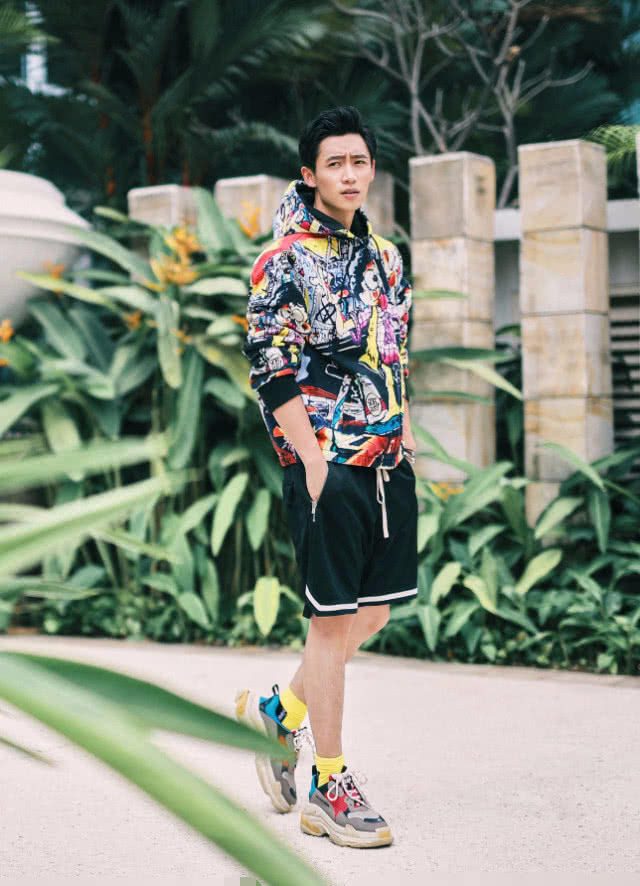 魏晨不仅不刮胡子,还把“自己”穿身上,全靠好身材撑住了!