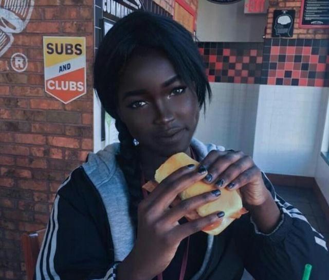 女孩由于长得太黑，被同学无情嘲笑，没想到化了妆后变得美极了！