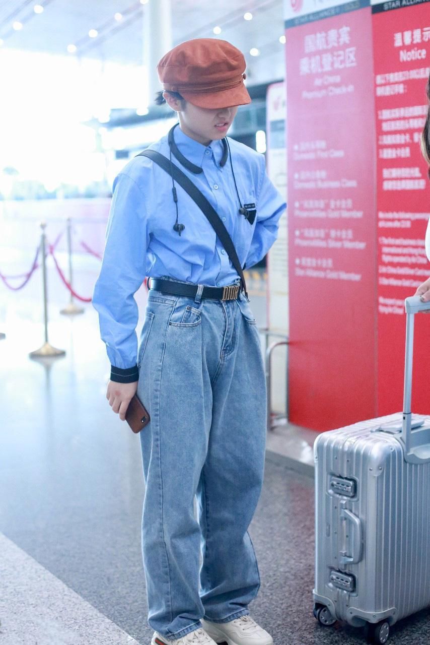 16岁实力派小花频频上热搜，衣服穿成这样，女星中还真是少见