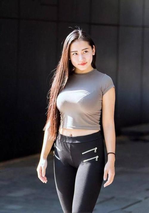 街拍：瑜伽裤出街的小姐姐，图2妹子晒出了自己的“美蛇腰”