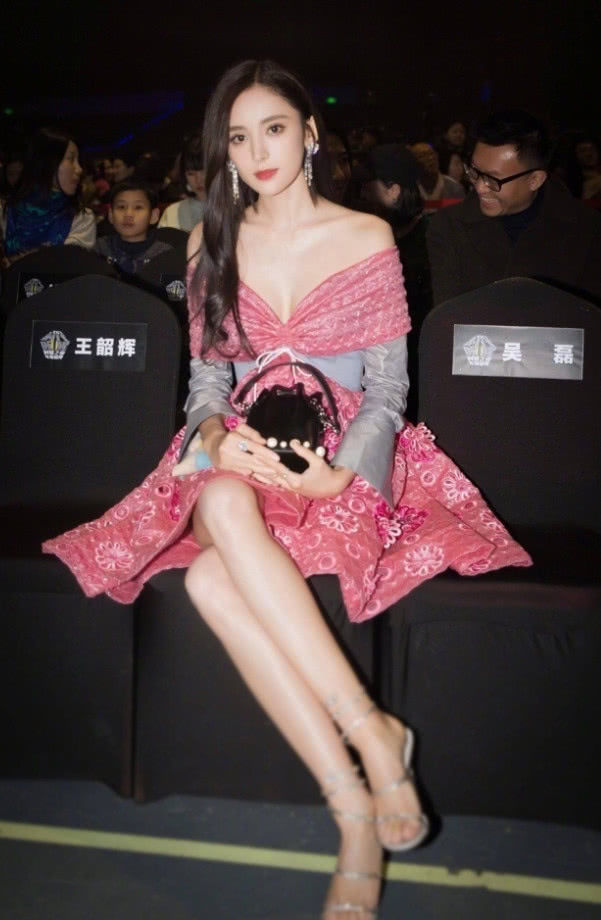 古力娜扎豁出去了，为显腿长裙子越来越短，只能靠二郎腿防走光