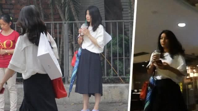 郭晶晶回娘家保定探望父母，素颜不说，穿着特像村姑