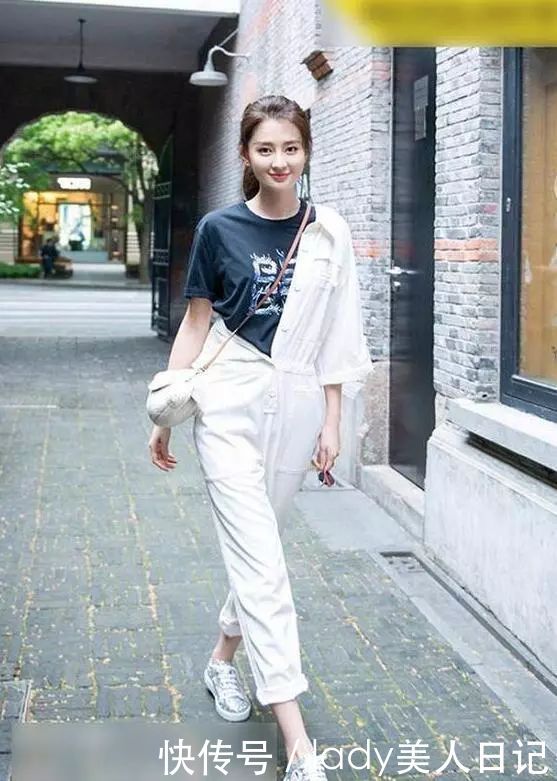 乔欣真的是越来越会穿了，连体裤只穿一半，看着心情好舒畅