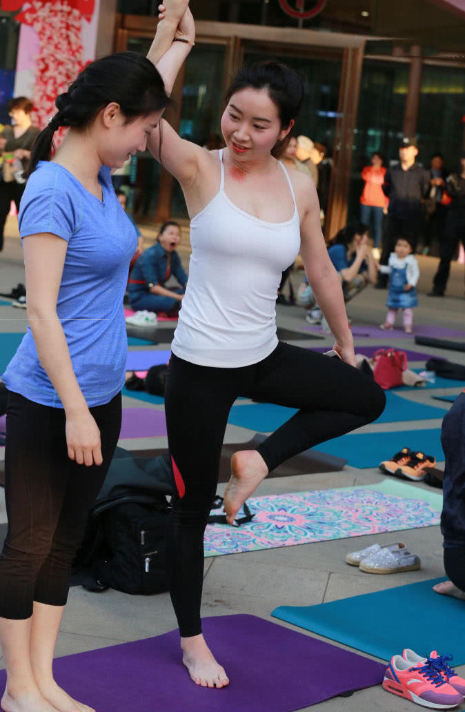 性感的小姐姐是瑜伽教练,白色吊带裹不住的饱满圆润的身材,散发