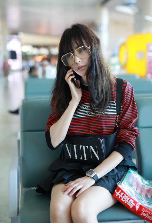 张天爱剪了“厌世刘海”也太路人了，在机场差点认不出来她是谁！