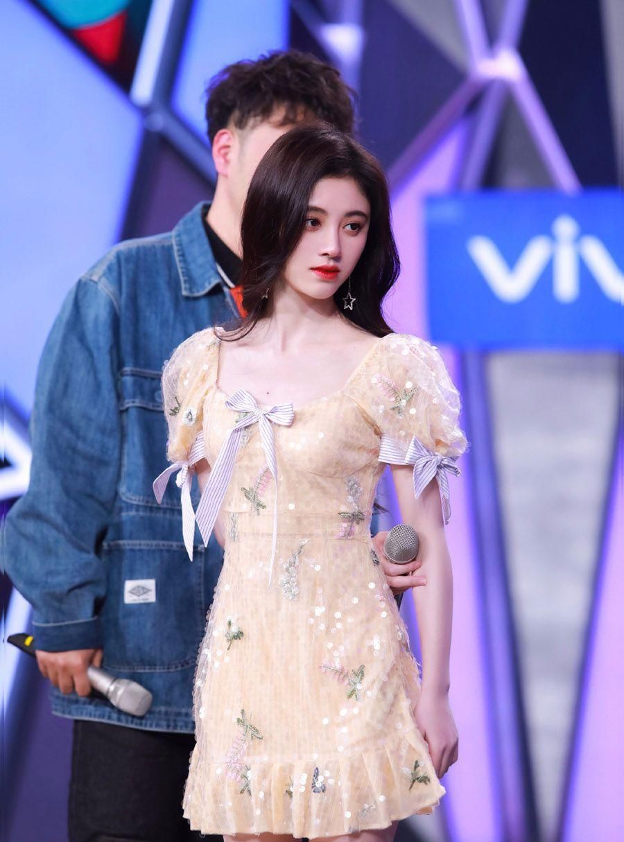 『镜头』鞠婧祎穿连衣裙上“快本”，镜头拍到她腿的一刻，直男全沸腾