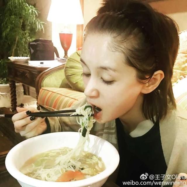 王子文晒纯素颜吃面照还称要减肥，网友：这么瘦了还减肥？
