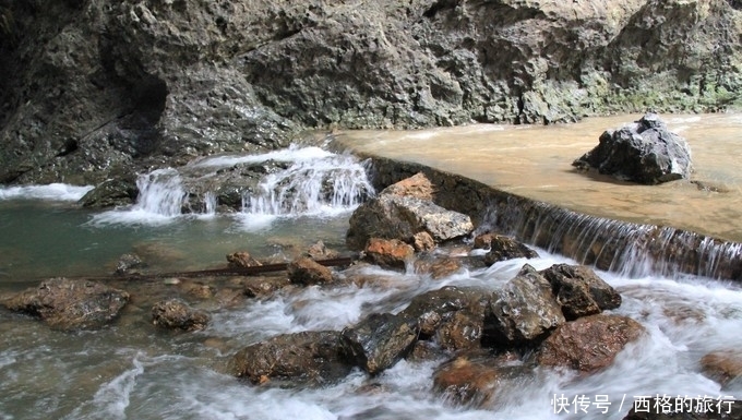 绥阳红果树：集洞、林、山、水为一体，是贵州山水风光的荟萃地