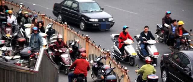  摩托车■禁摩几十年，中国马路不堵了吗？看看现在的交通，专家