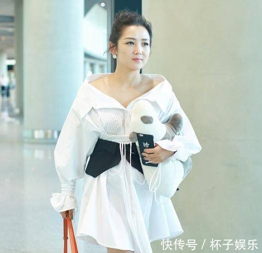 何洁衬衫外穿抹胸衣, 镜头往下移时我呆了, 网友: 这腿很真实!