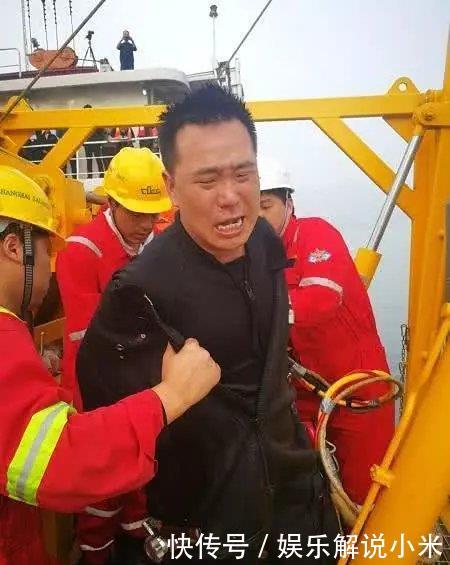 7具遗体出水，2具卡在车内，重庆坠江公交车黑匣子凌晨1时打捞出