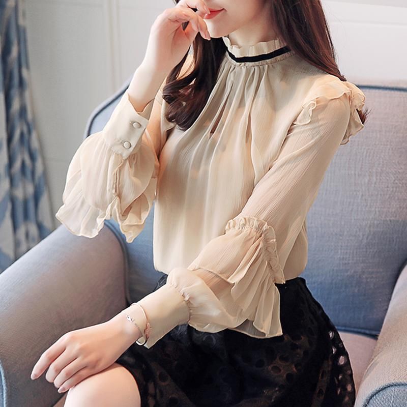 30岁性感女人正确的穿搭方式:雪纺衫+黑丝袜,惊艳众人眼