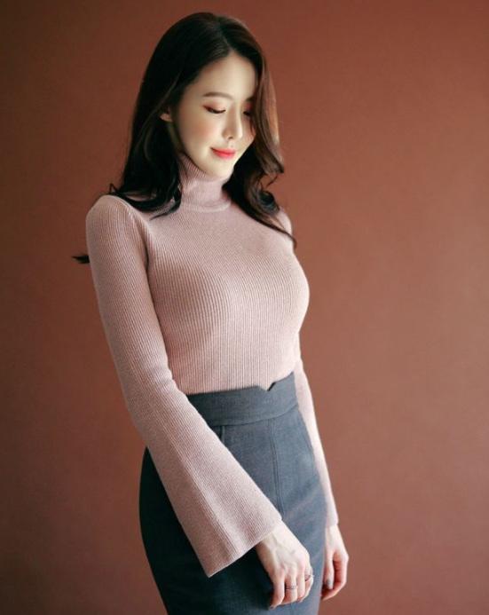 气质很好的紧身裙美女,穿出女神的姿态