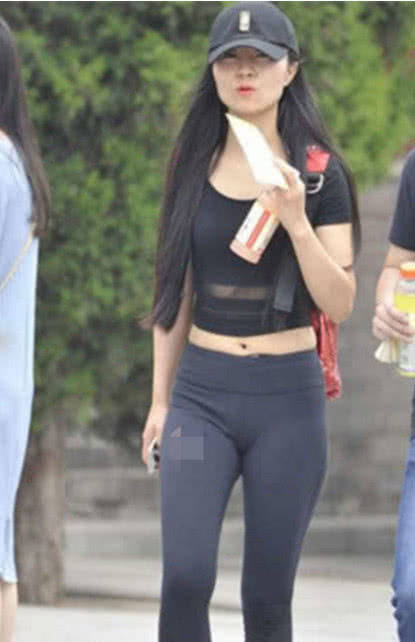 凹凸有致的轻熟女，街头行走随性洒脱，一款背包尽显呆萌气质