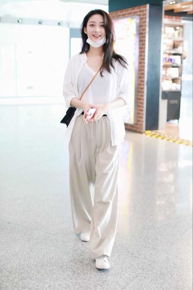 23岁戚砚笛与26岁娜扎同穿羽毛鞋，不但了赢了年龄而且还赢了气质