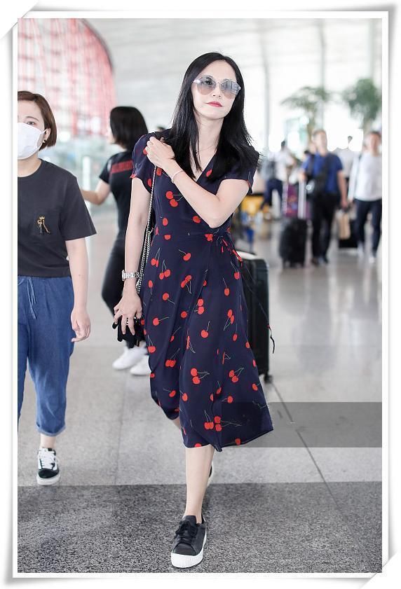 本以为姚晨穿“樱桃裙”够嫩的了,可看到李菲儿,我忍不住沉醉了