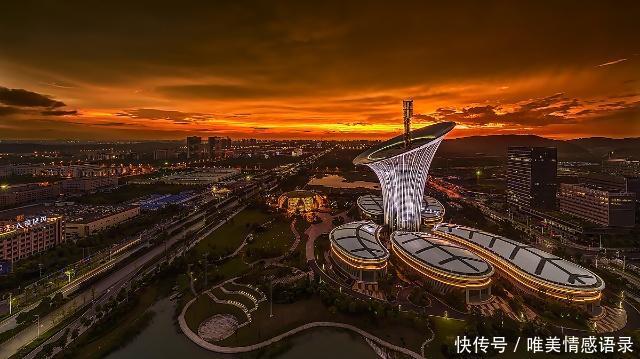 我国这两个城市太有争议，同是中心城市，一个被黑一个被吹