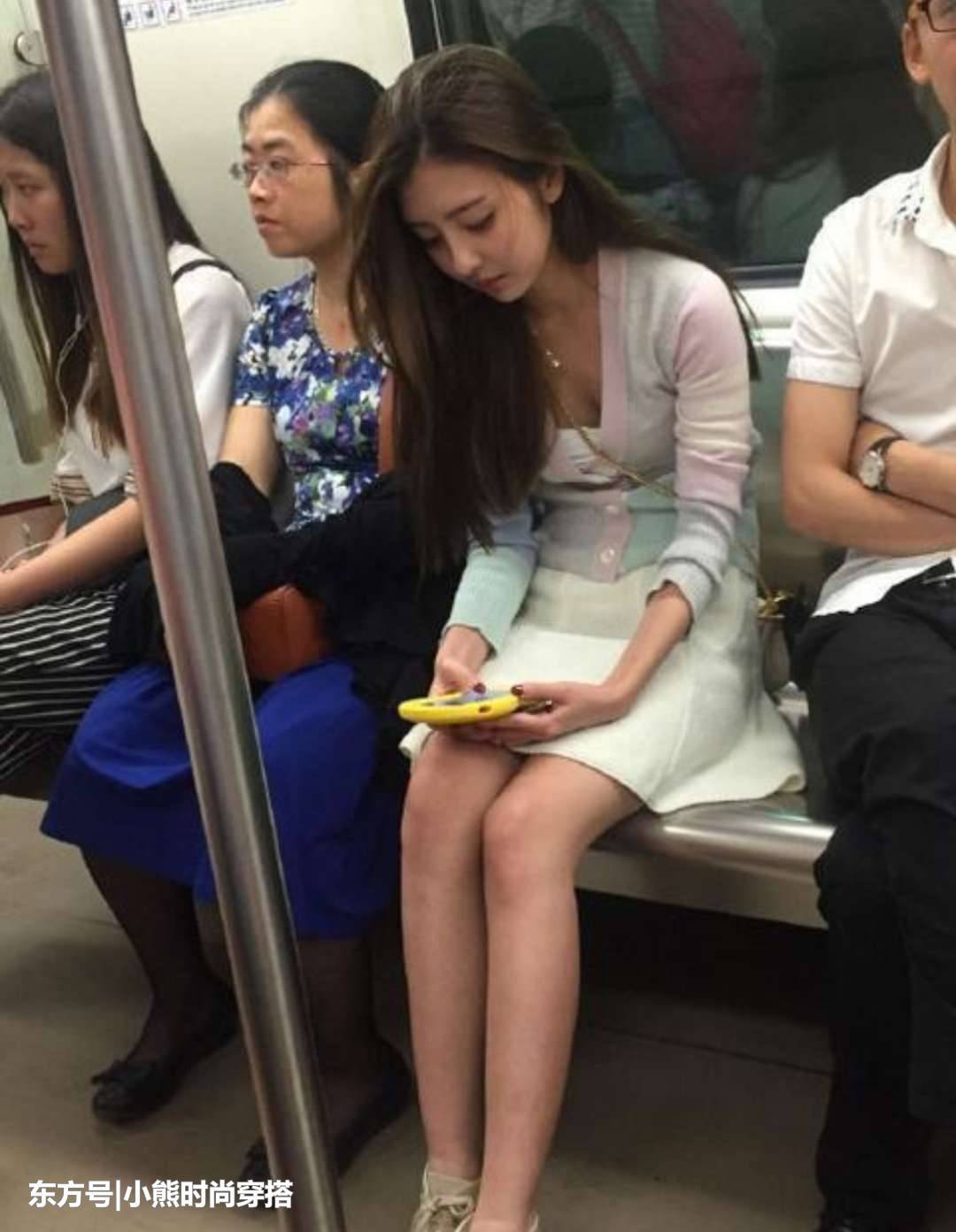 成都街拍中的美女如云?地铁里的这些美女才是时尚感十足!