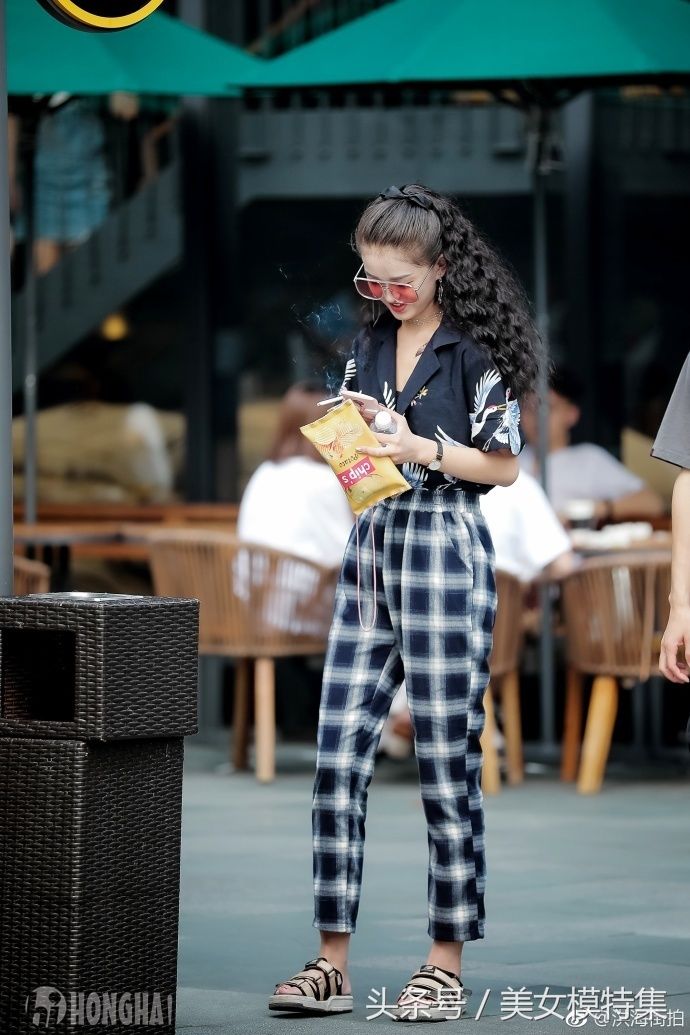 街拍美女，看美女们如何穿衣搭配