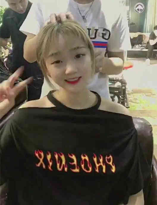 短发姑娘去理发店想接个长发，接完气质都变了，好像换了一个人