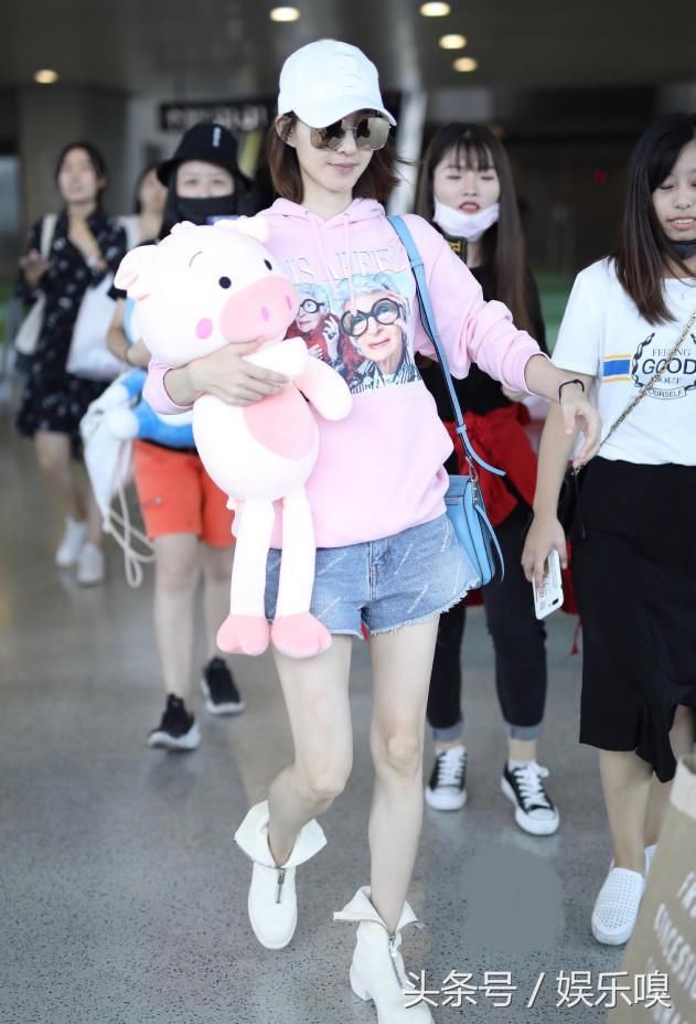 王丽坤鞋子都不会穿了，中筒靴非要弄成板鞋，这腿除了瘦就是瘦！