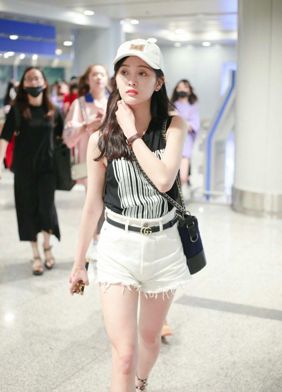 吴宣仪穿衣服一成不变!总是上演下衣失踪，网友:看得我都烦了!