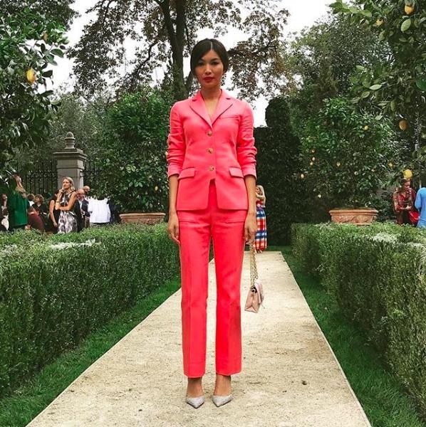 纽约时装周古力娜扎阿汤嫂比邻而座全程无互动，被孤立的中国小花