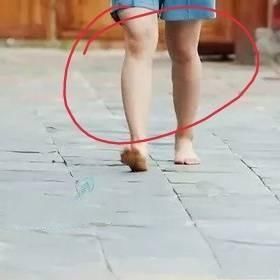 看了鞠婧祎的未修图，再看看沈月，这差距原谅我不厚道地笑了