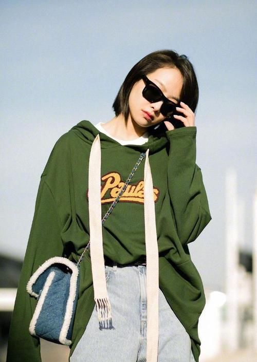  『腿部线条』最潮范儿美搭，除了“下衣失踪”，卫衣的穿法太多了，你确定不来一件卫衣吗