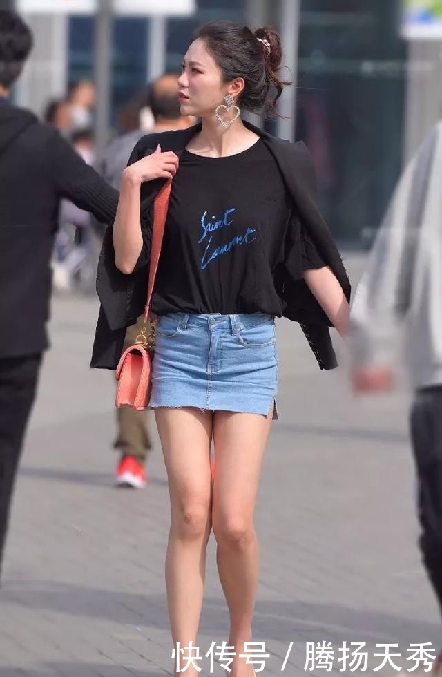 「紧身裤」女生穿她高跟鞋在搭配上一条紧身裤,走到哪里都是时尚迷人的焦点