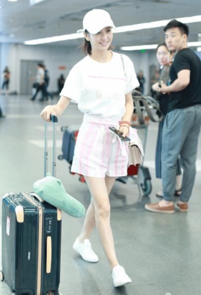 佟丽娅素颜现身白衣短裤清爽 细长美腿抢眼