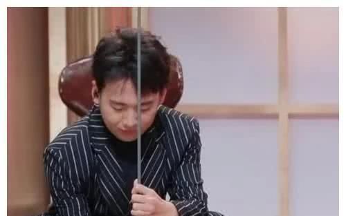 眼神：郭麒麟下蹲后，忘记了旁边“二分裙”的沈梦辰，一个眼神暴露家教