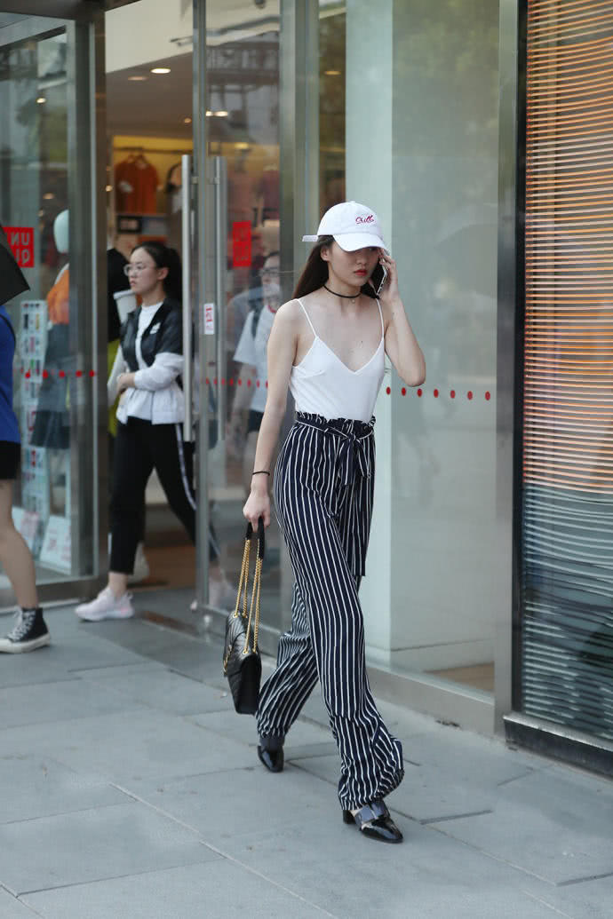 白皙小姐姐深v吊带阔腿裤，秀出丰腴事业线，曼妙身姿十分吸睛