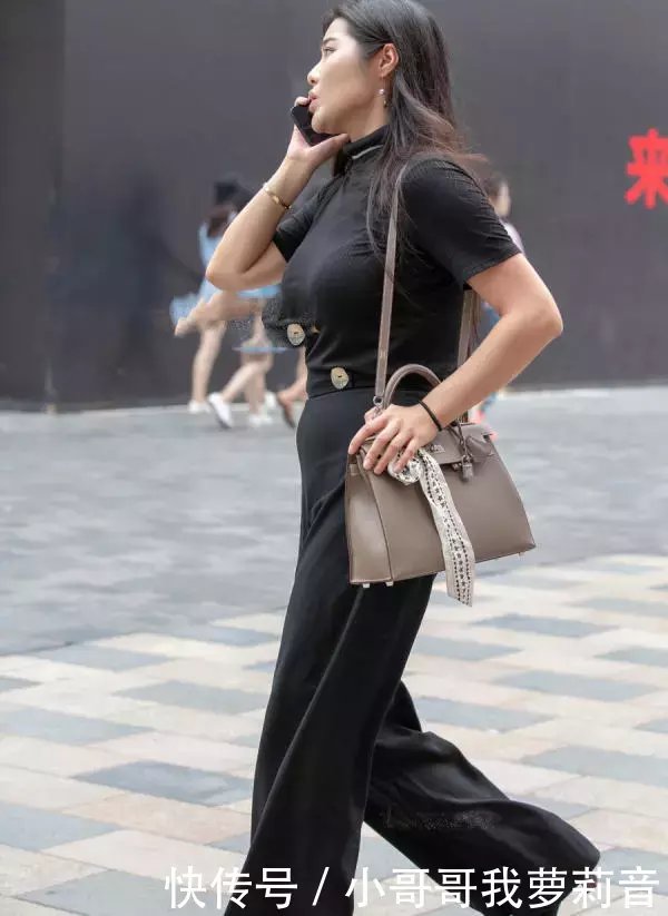 微胖熟女黑色紧身装穿出了完美身材，走起路来都是成熟女人味儿